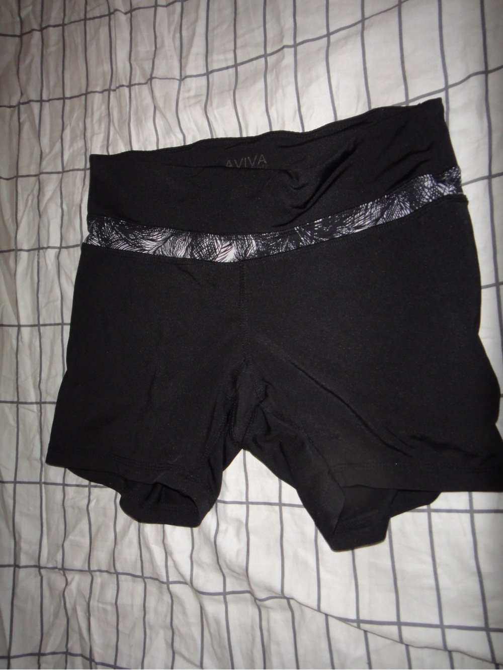 Aviva Women's Black Athletic Seamless Shorts with Patterned Waist